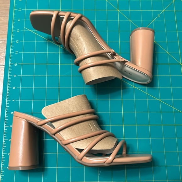 Nine West strappy heels - Picture 1 of 5